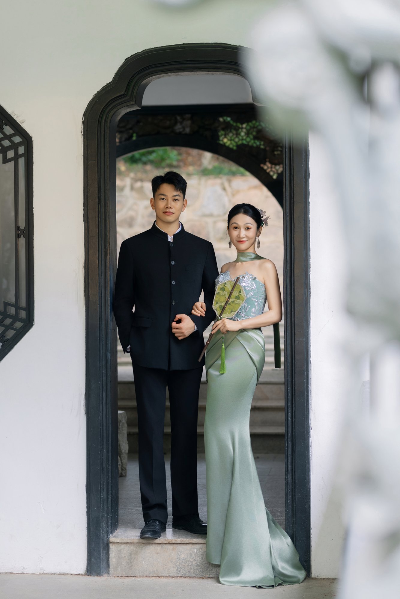 园林门廊下的合影