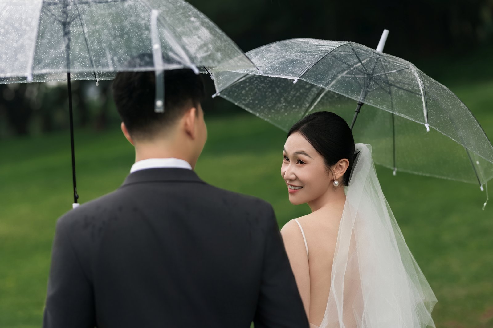 雨伞下回眸相望