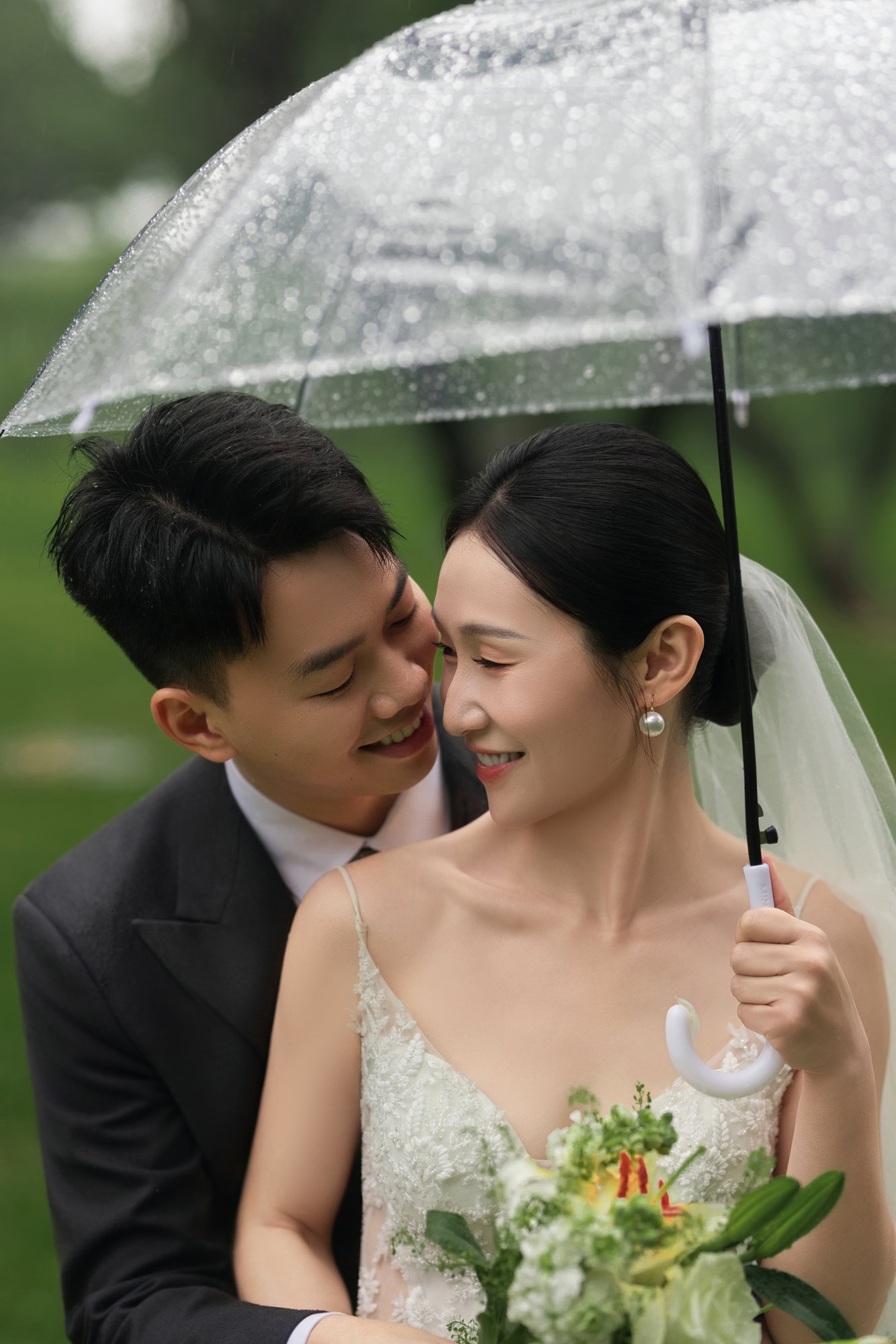 透明雨伞下的亲昵