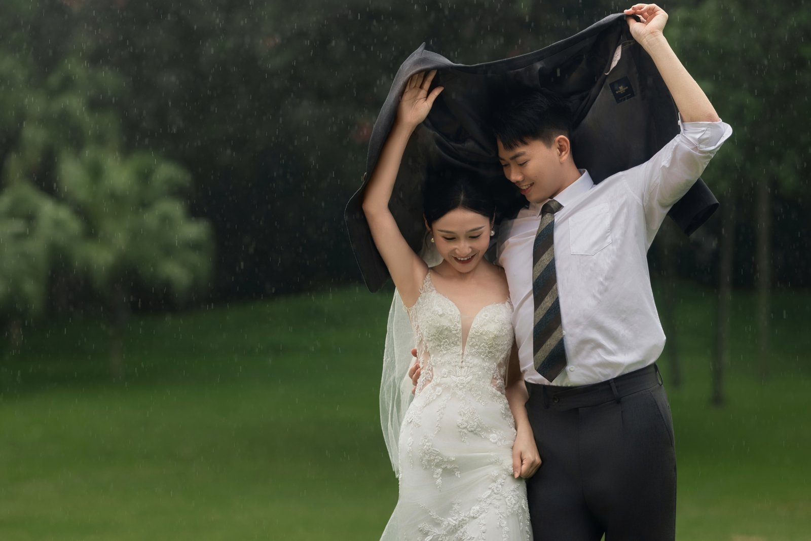 放下雨伞,在草地上跳舞
