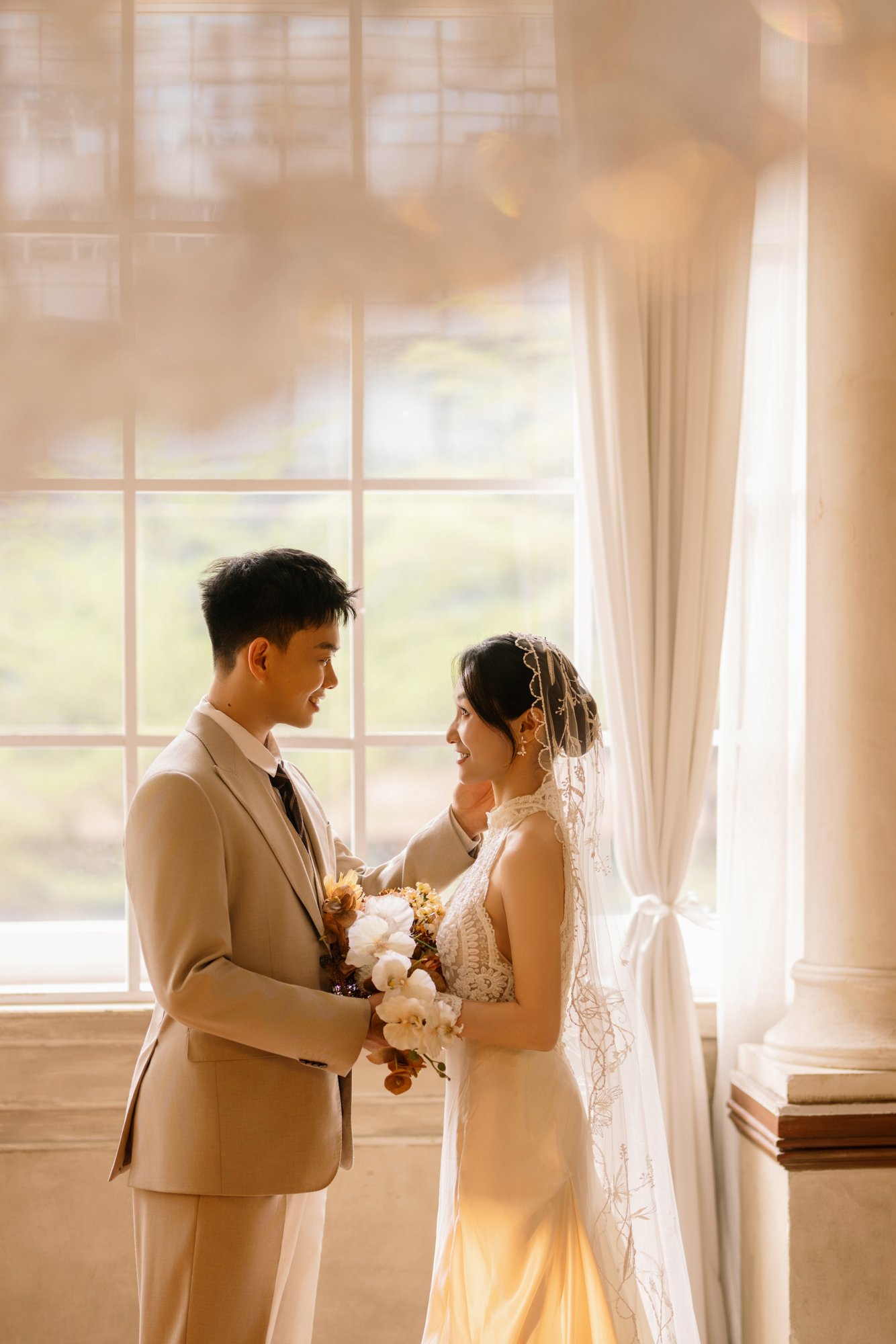 何楚谦与张婷婷在暖光窗前相望
