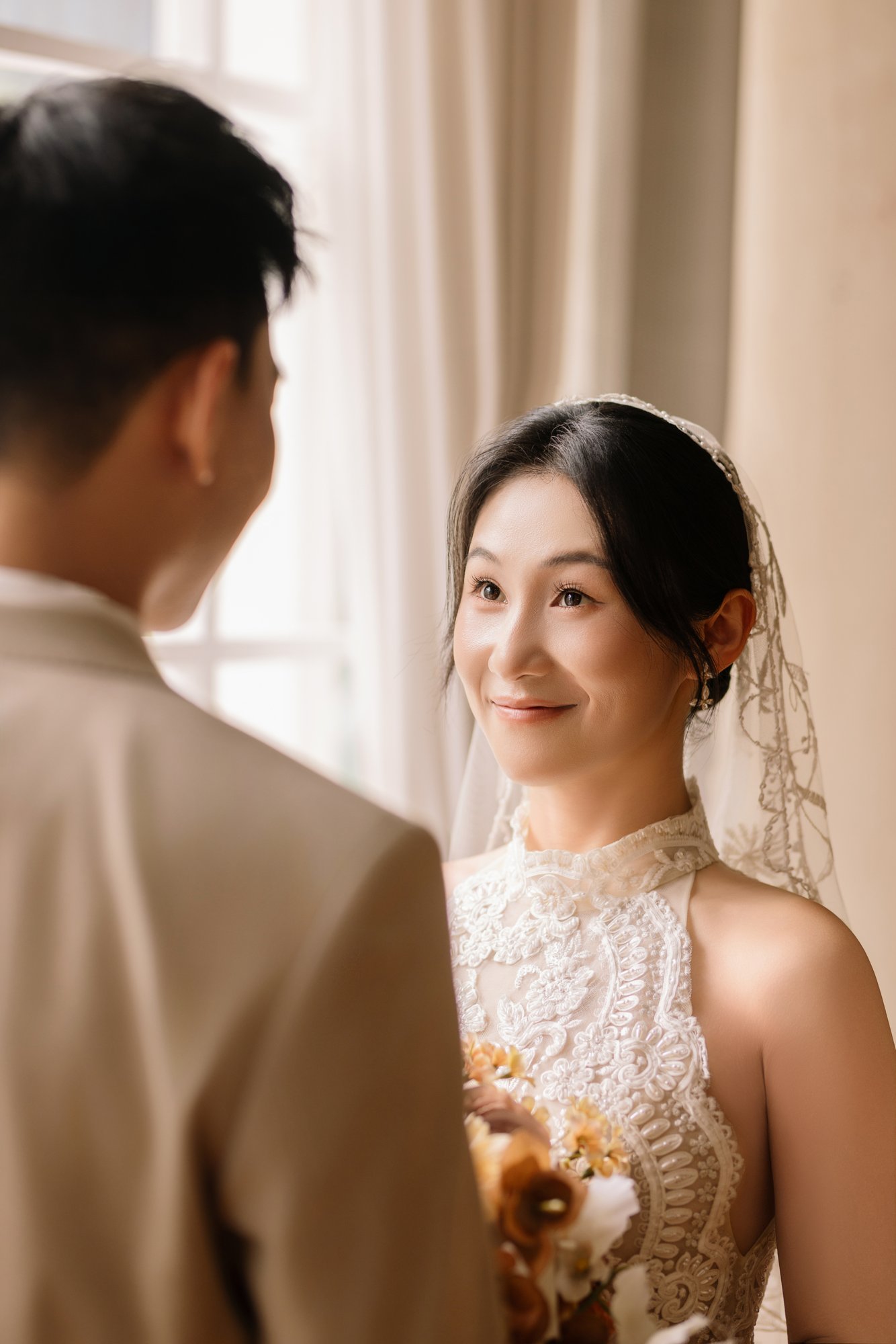 暖光窗边,新娘看向新郎